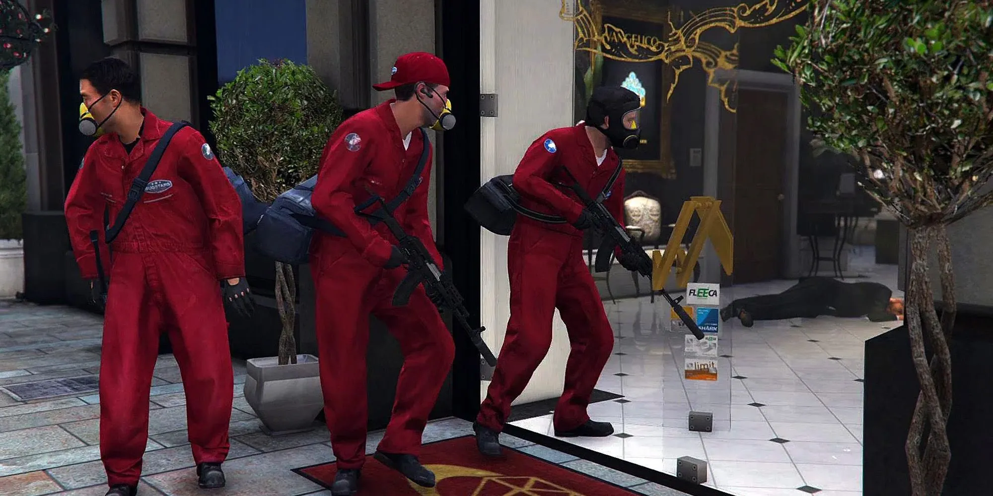Franklin lái mô tô tẩu thoát sau phi vụ cướp tiệm vàng The Jewel Store Job trong GTA 5