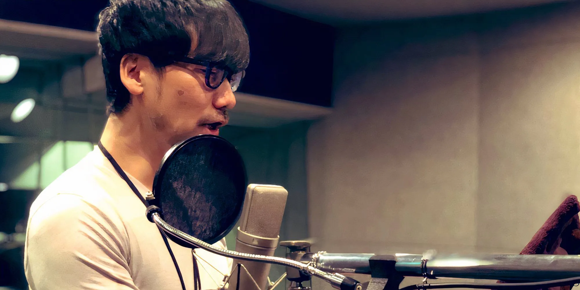 Hideo Kojima trong phòng thu âm, minh họa cho sự tham gia sâu sát của ông vào quá trình phát triển game