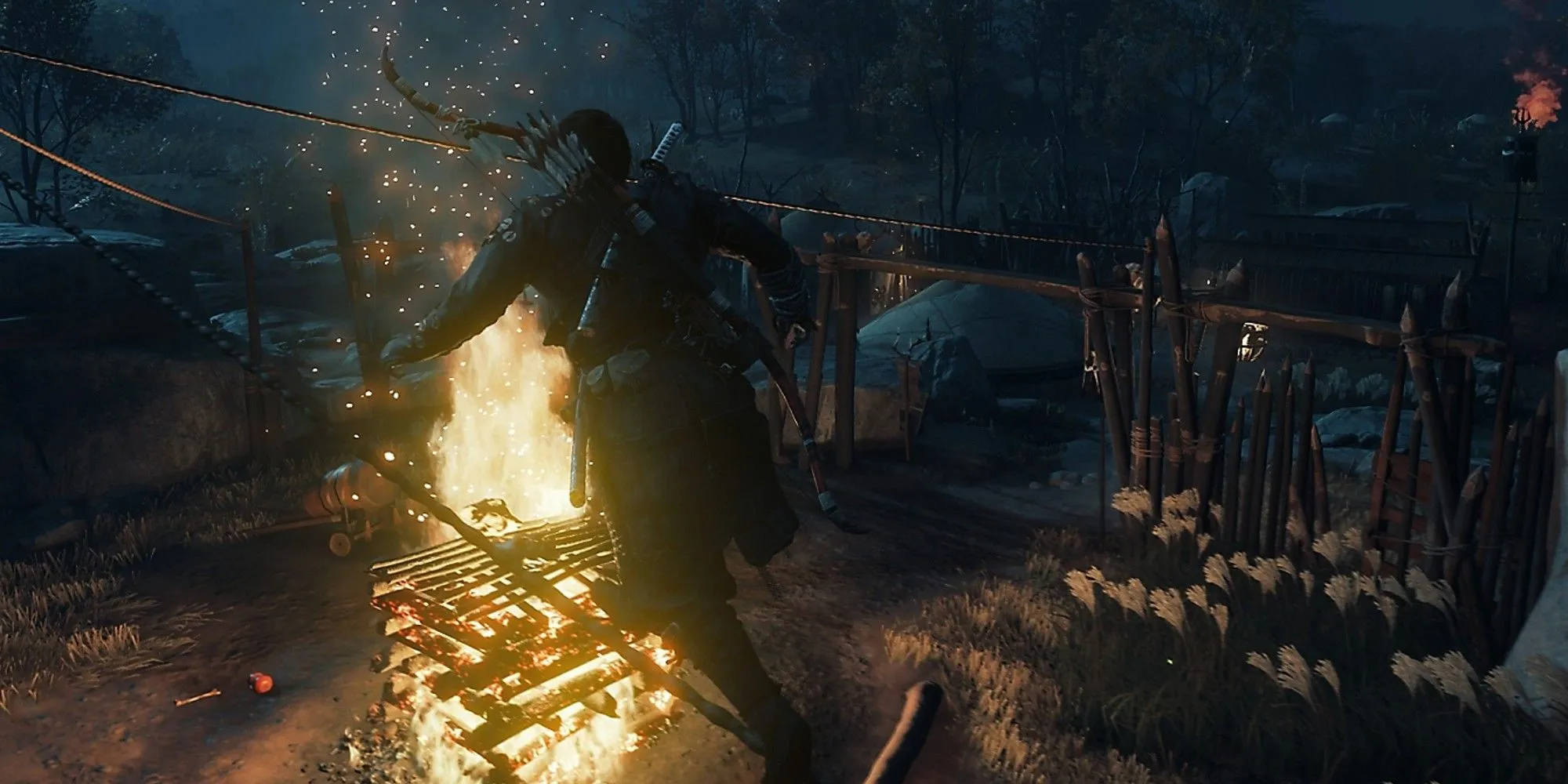 Jin Sakai hành động lén lút vào ban đêm trong Ghost of Tsushima