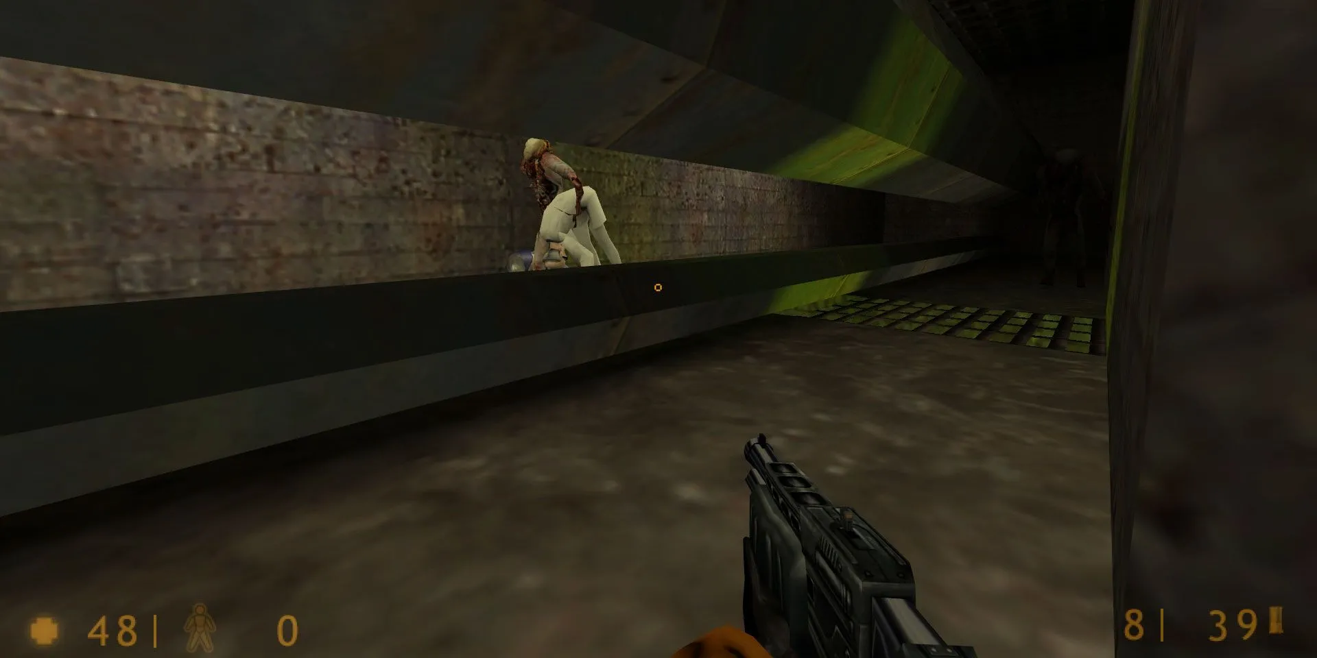 Một cảnh hành lang quen thuộc trong Half-Life, thể hiện đồ họa 3D sơ khai của tựa game.