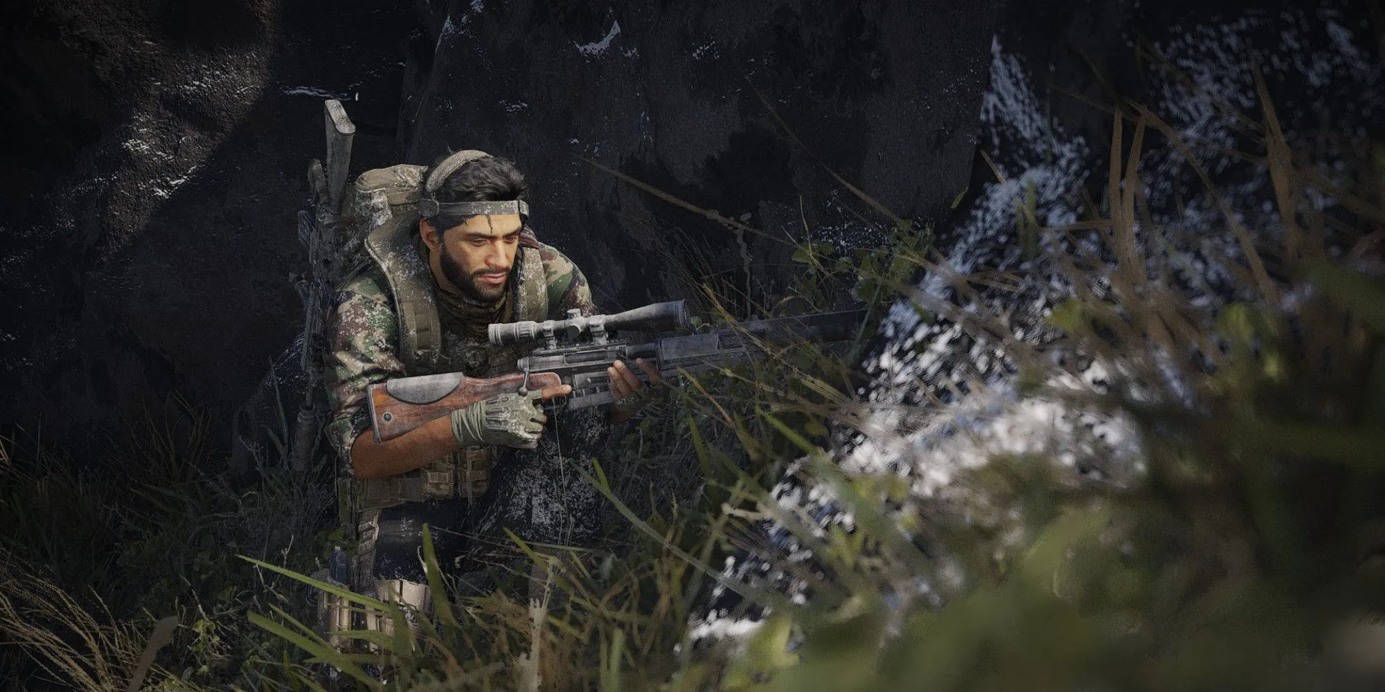 Một người lính Ghost Recon đang thực hiện hành động lén lút trong Breakpoint
