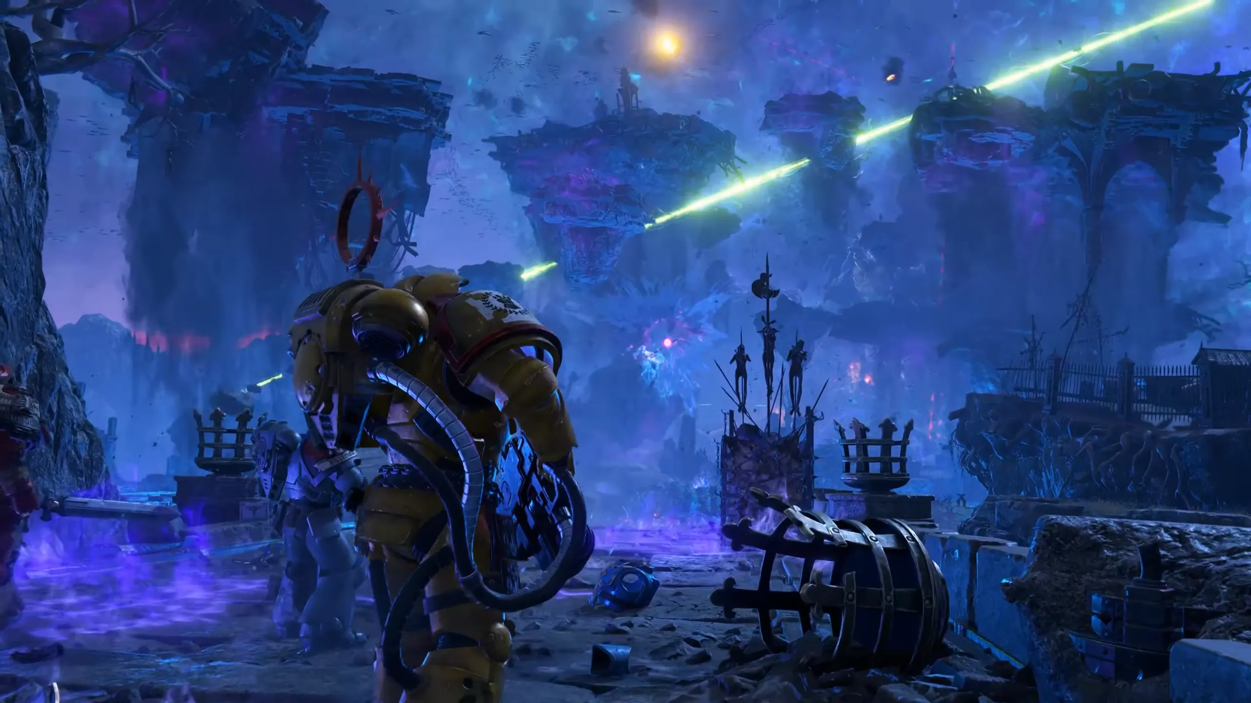 Một Space Marine trong bộ giáp mạnh mẽ chiến đấu chống lại bầy Tyranid trong Space Marine 2, minh họa cho các cập nhật và sự kiện trong game.
