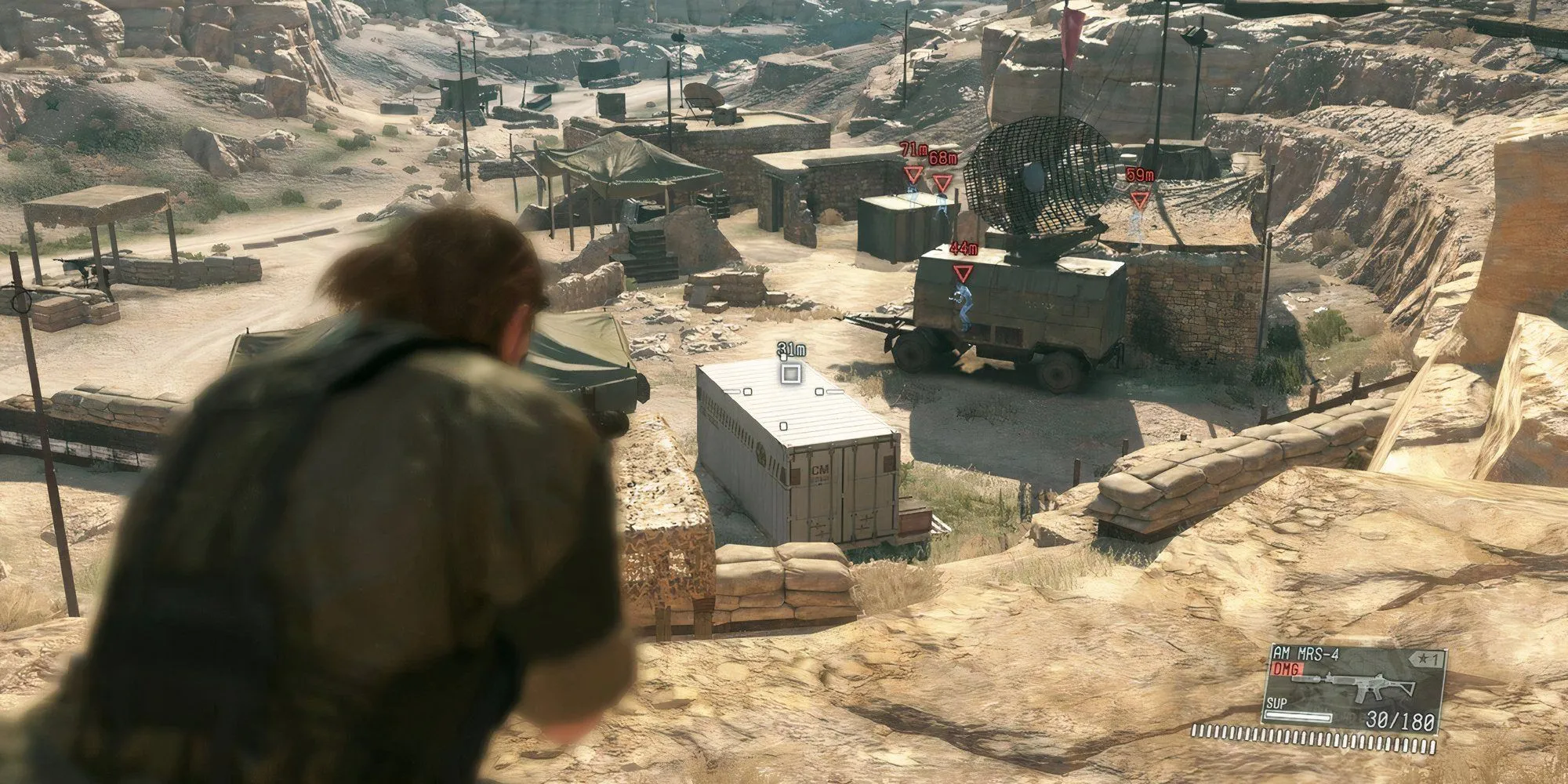 Nhân vật Big Boss thực hiện nhiệm vụ lén lút trong Metal Gear Solid 5 The Phantom Pain