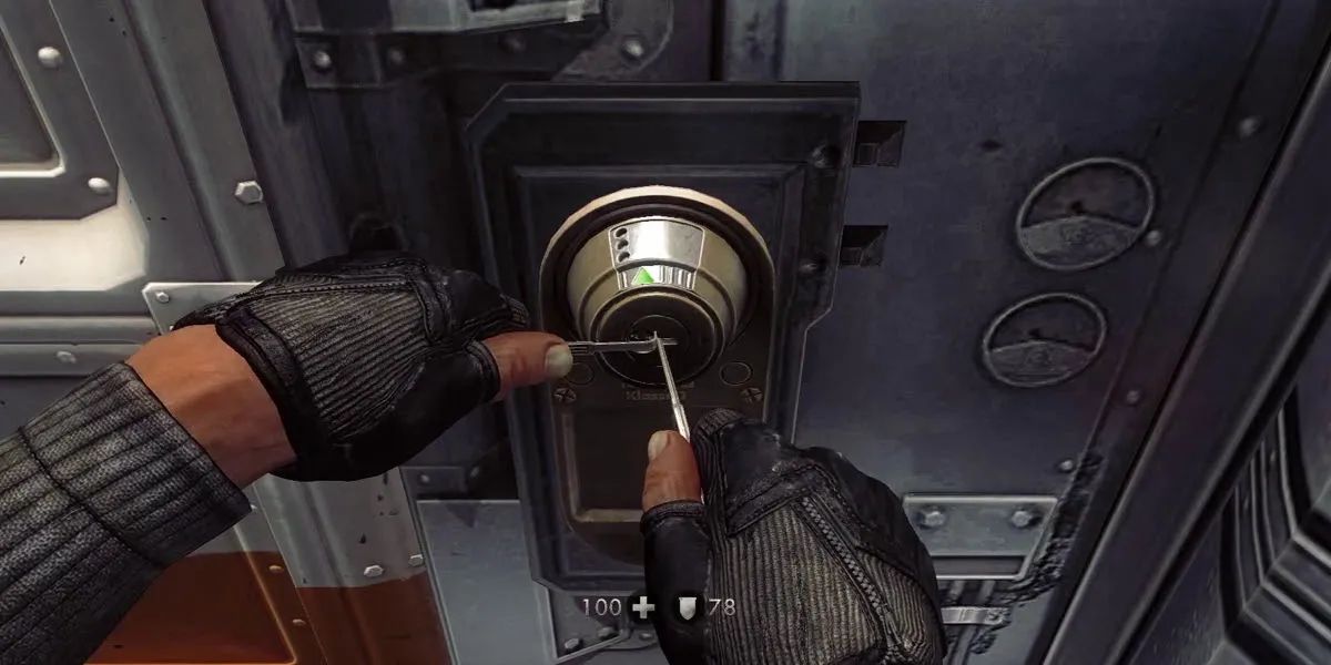 Nhân vật chính đang thực hiện bẻ khóa trong Wolfenstein The New Order