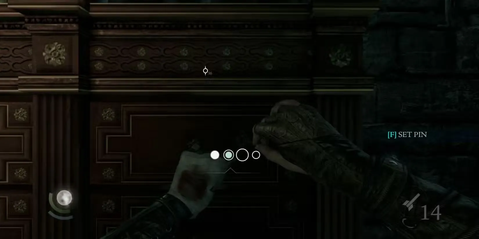 Nhân vật Garrett đang khéo léo bẻ khóa bằng các dụng cụ chuyên nghiệp trong game Thief