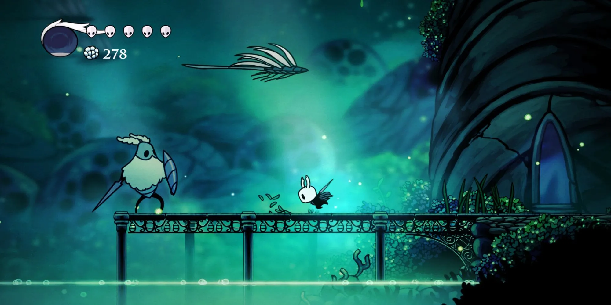Nhân vật hiệp sĩ nhỏ bé trong Hollow Knight đứng giữa một khung cảnh u tối nhưng đầy chi tiết của thế giới Hallownest.