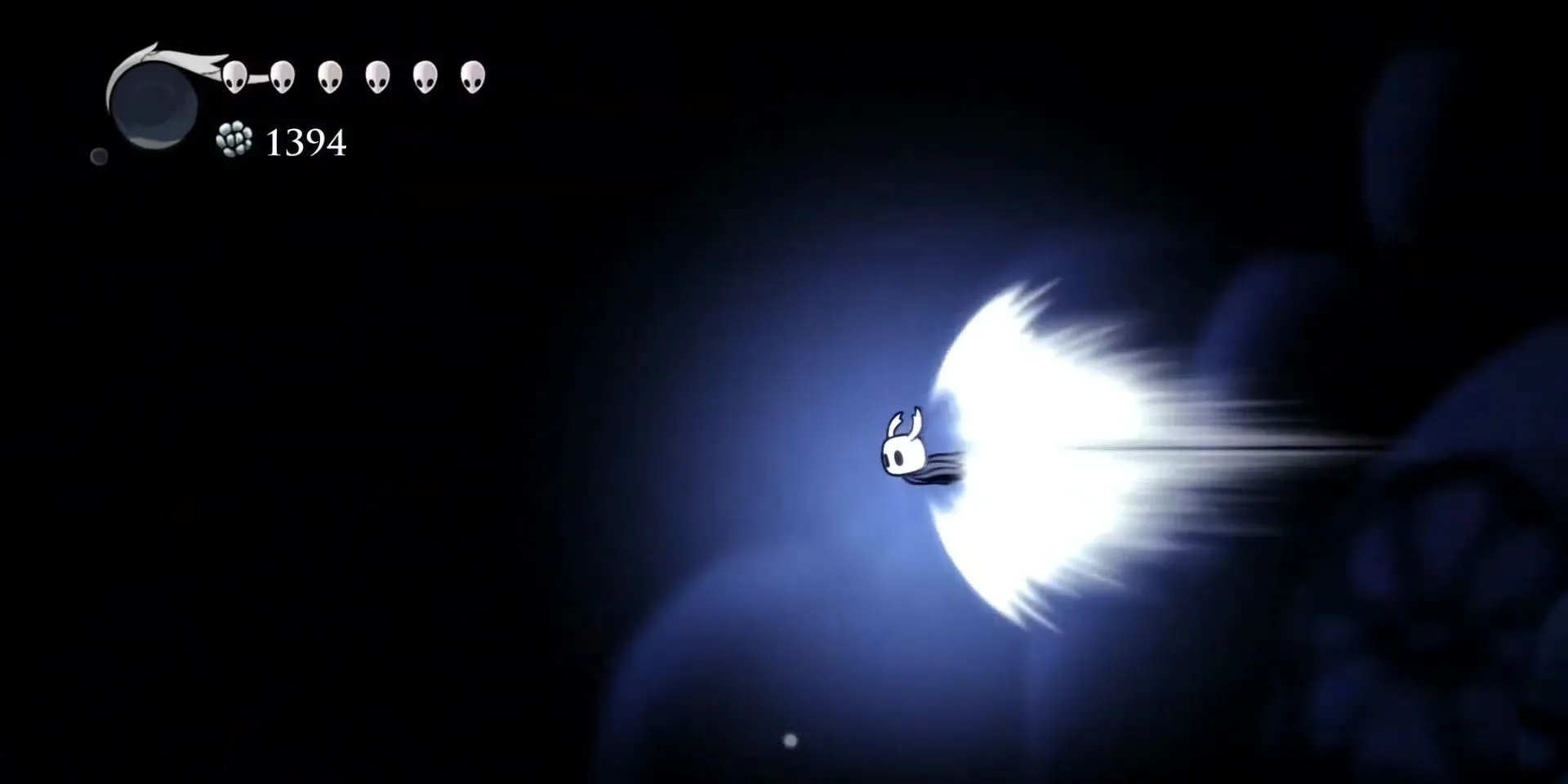 Nhân vật Knight thực hiện Crystal Dash trong game Metroidvania Hollow Knight