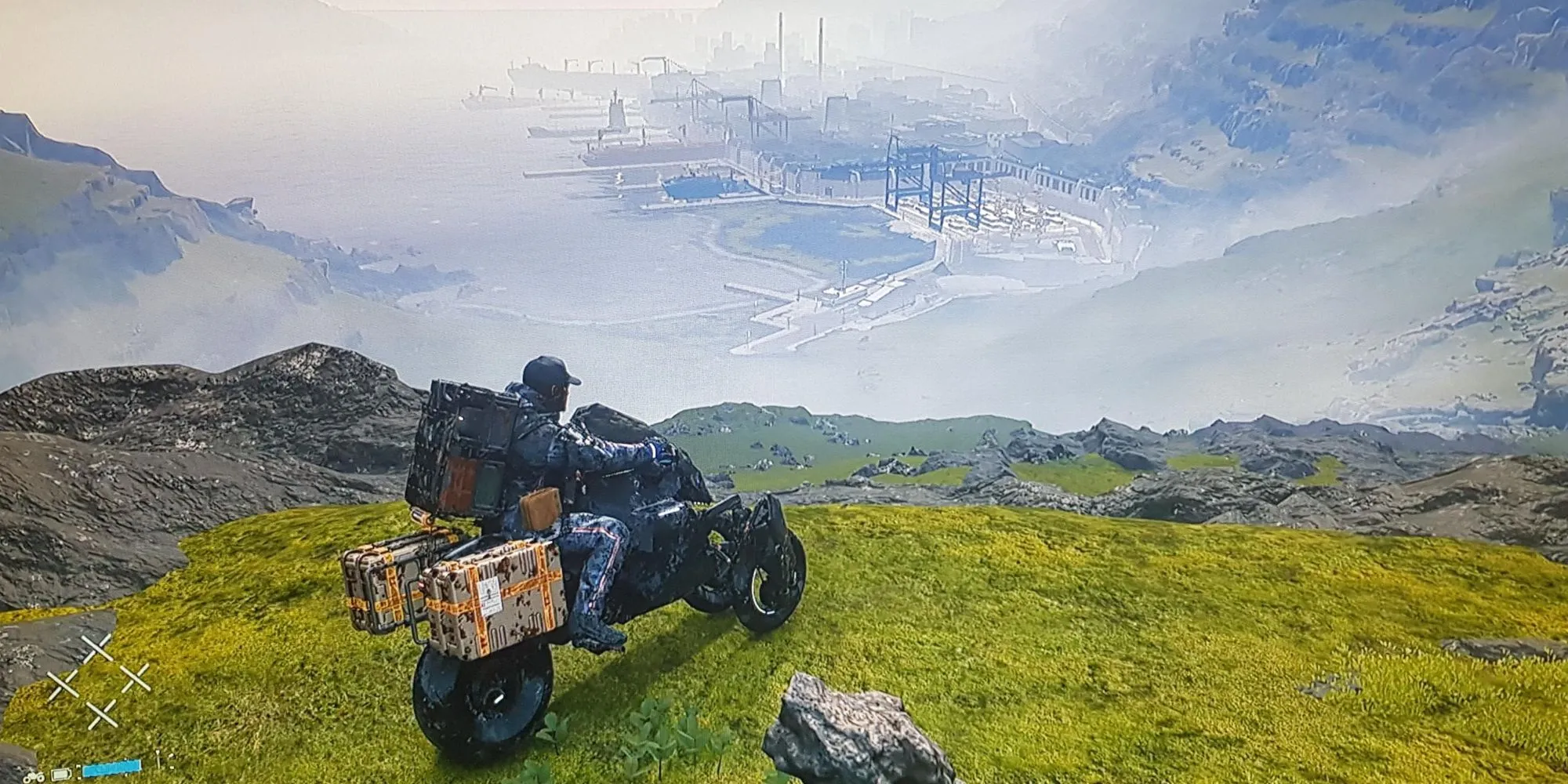 Sam Porter Bridges di chuyển qua địa hình hiểm trở trong Death Stranding