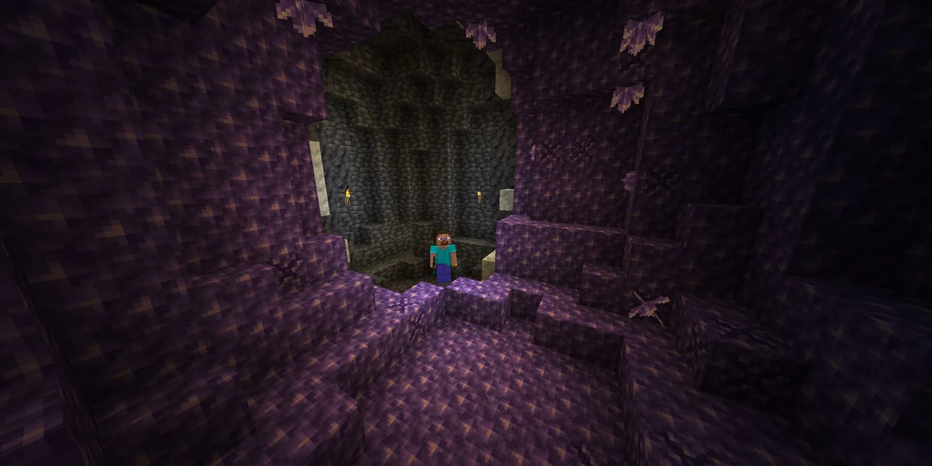Steve tìm thấy một khối Amethyst Geode lớn dưới lòng đất trong Minecraft