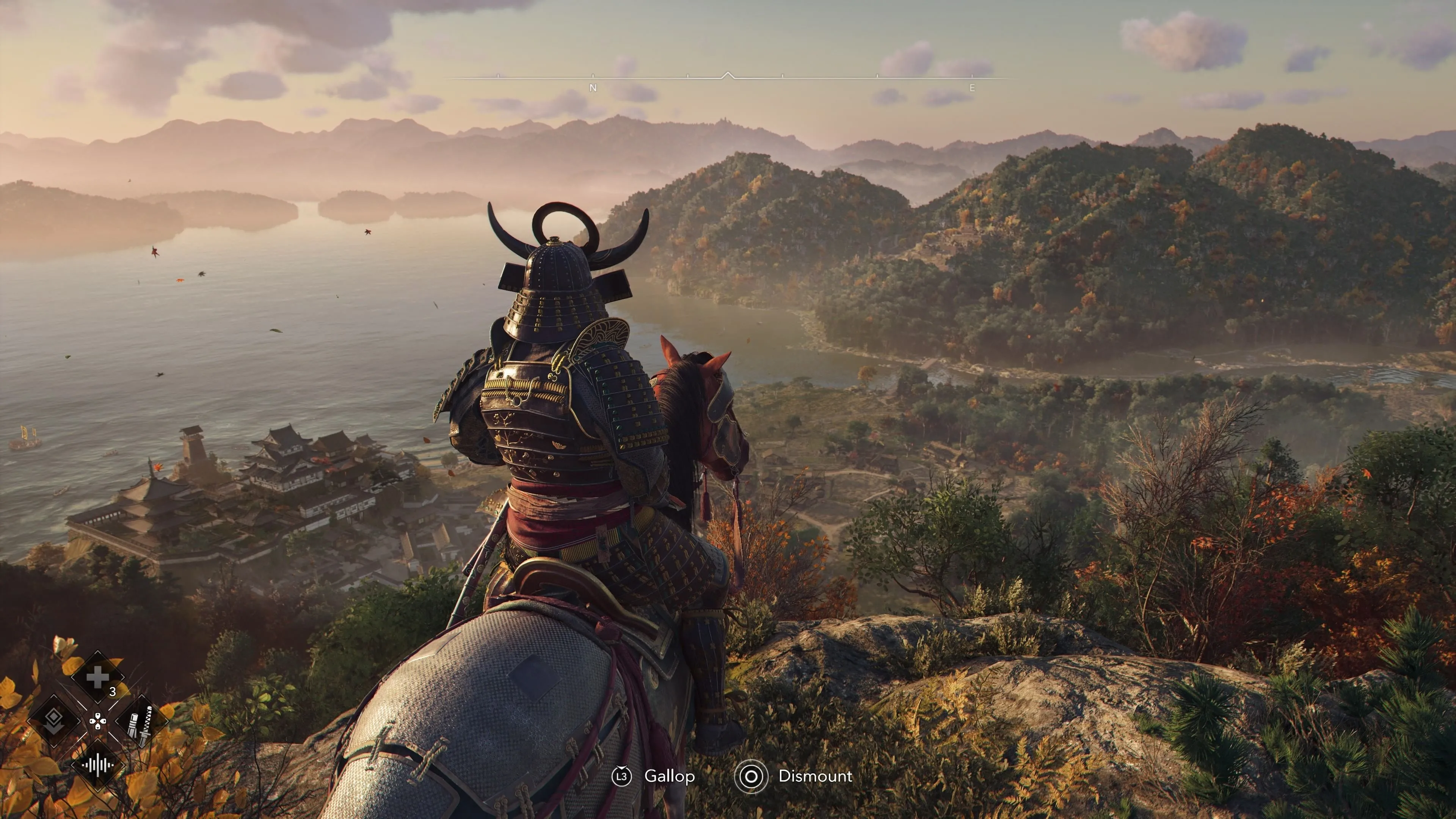 Yasuke, một trong hai nhân vật chính của Assassin's Creed Shadows, nhìn vào bản đồ chiến thuật