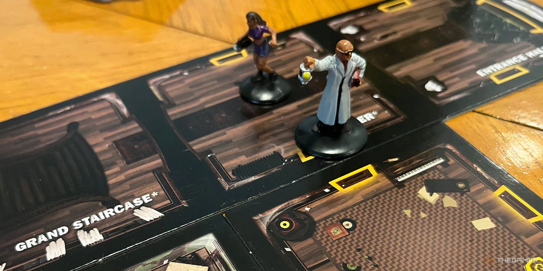 Bàn chơi Betrayal at House on the Hill với các ô phòng được khám phá, thể hiện quy tắc di chuyển bị hiểu sai