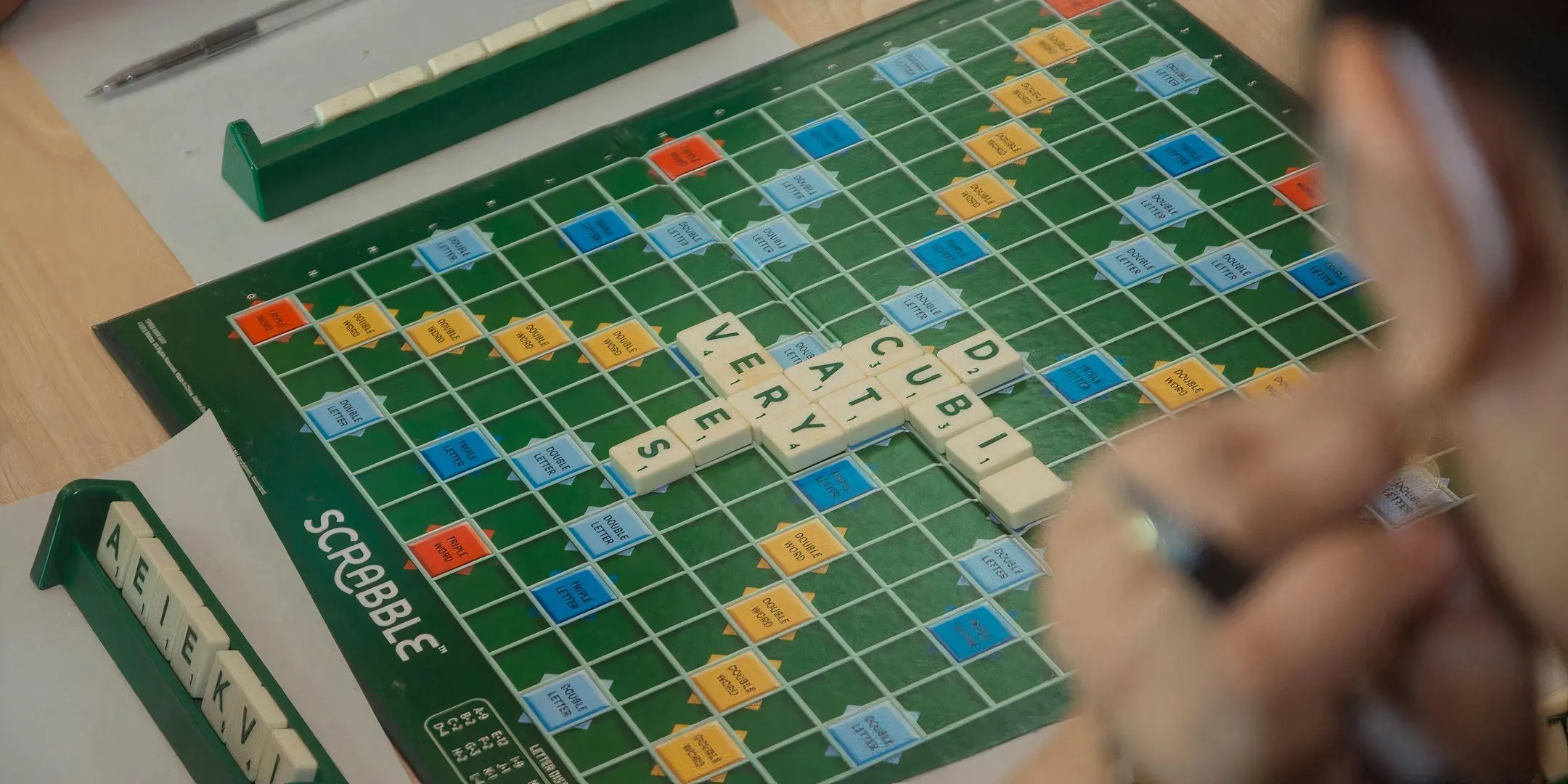 Bàn chơi Scrabble với các ô điểm thưởng và quân cờ chữ cái, nơi các từ được tạo ra mà không cần biết nghĩa