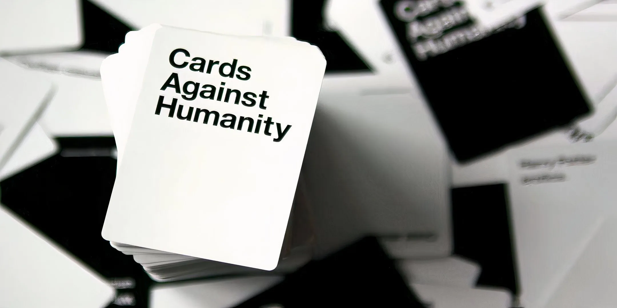 Bộ bài Cards Against Humanity với các thẻ đen trắng đặc trưng, gợi nhắc về một thời &quot;làm mưa làm gió&quot; của board game này.