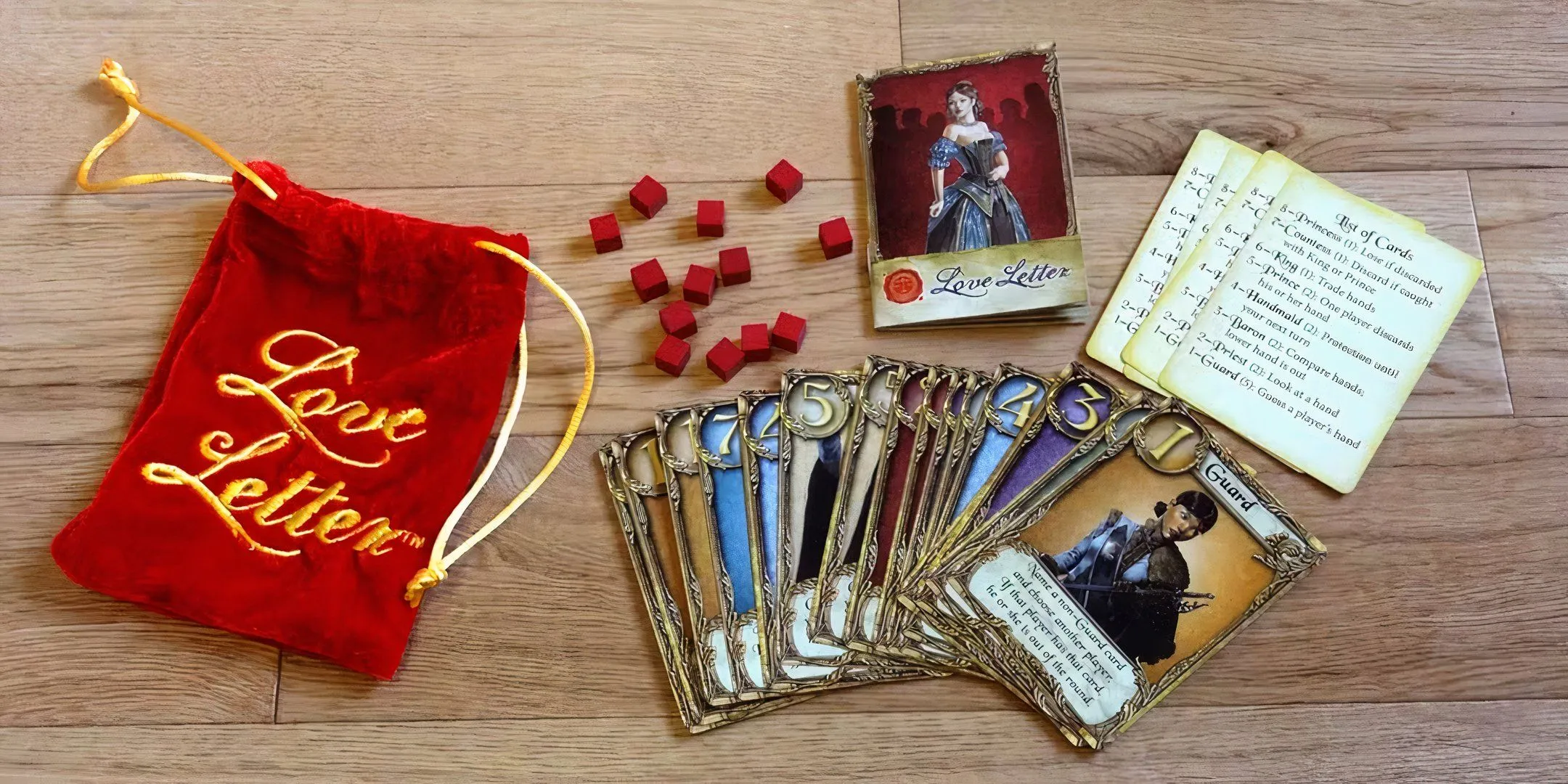 Các thành phần của game Love Letter bao gồm các lá bài nhân vật và túi vải, minh họa quy tắc lá bài thừa quan trọng