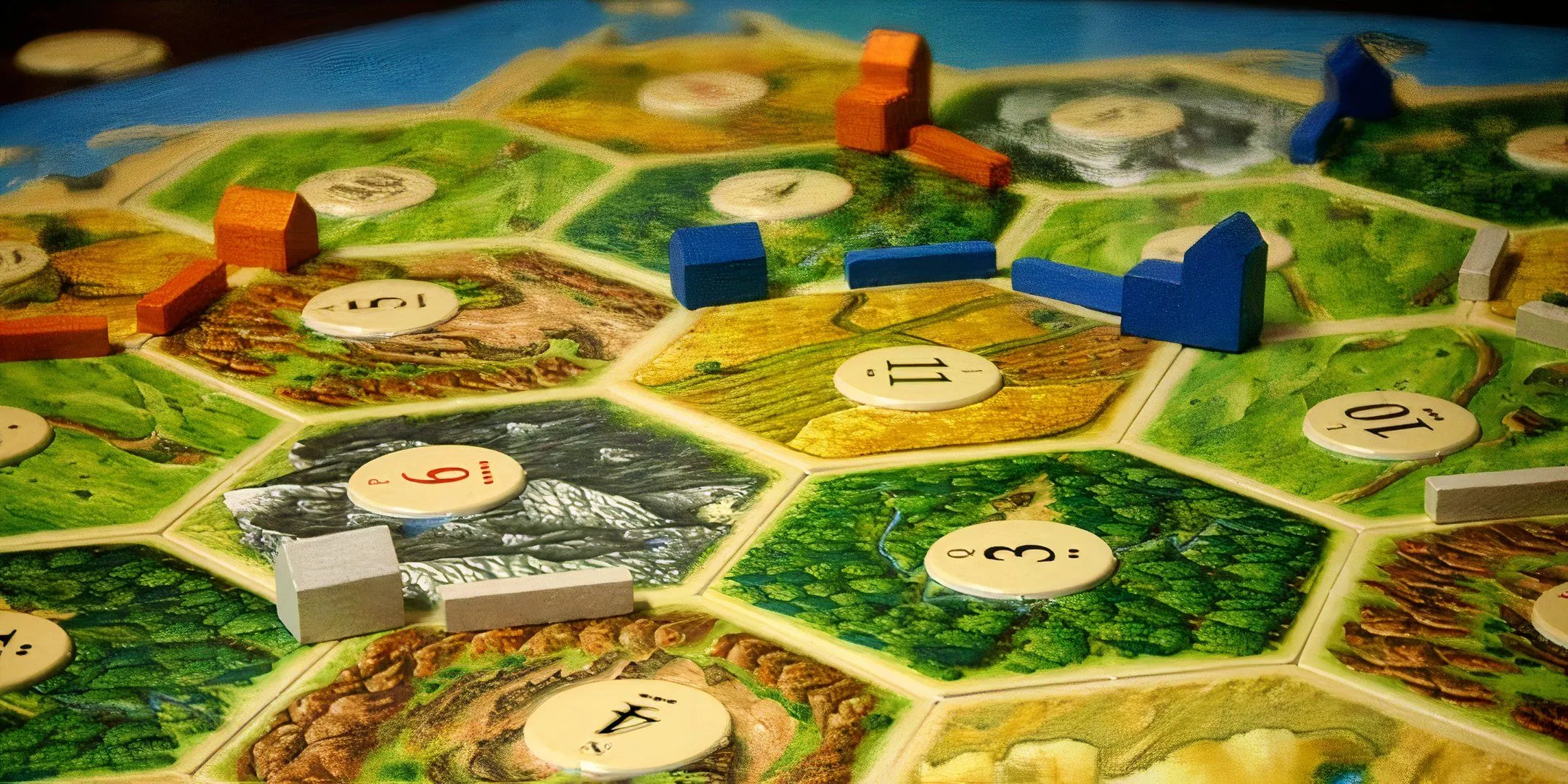 Cận cảnh bàn chơi Settlers of Catan với các hex địa hình và khu định cư, minh họa lỗi đặt vị trí ban đầu