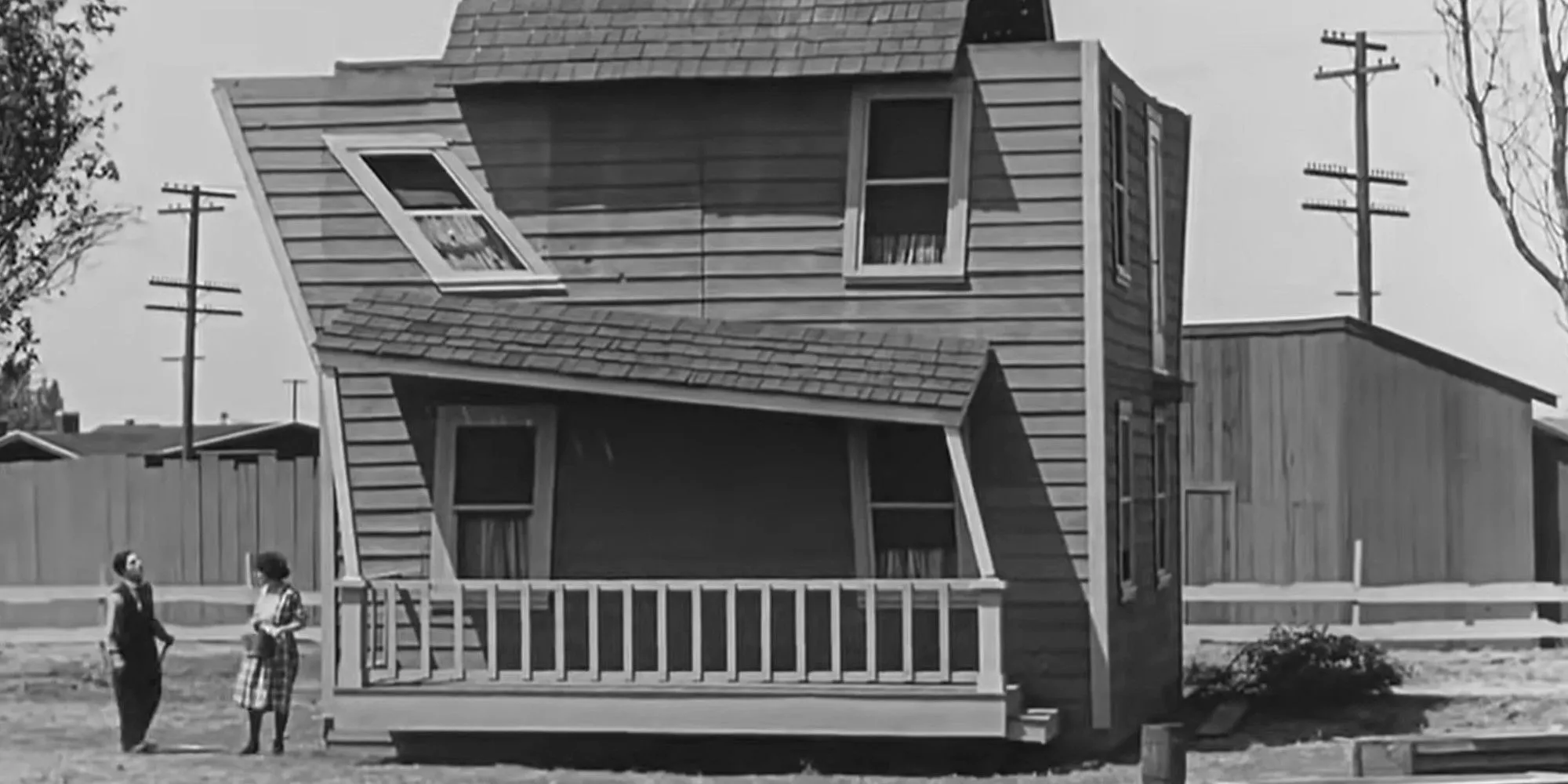 Diễn viên huyền thoại Buster Keaton và Sybil Seely trong cảnh ngôi nhà đổ nát từ phim câm One Week, minh chứng cho vẻ đẹp điện ảnh một thời.