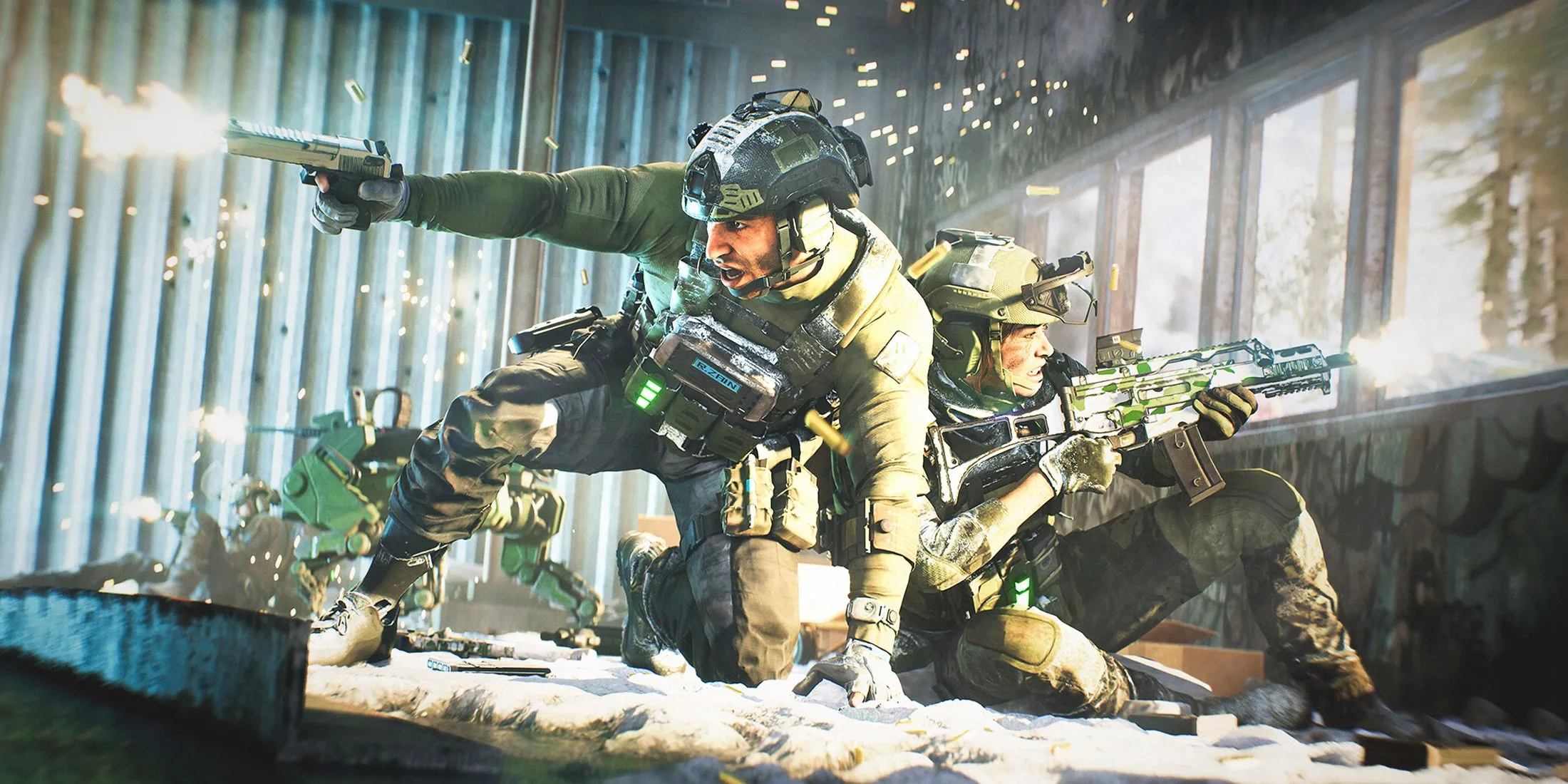 Hai đặc nhiệm trong Battlefield 2042 cố thủ bên cửa sổ trong môi trường chiến đấu căng thẳng.
