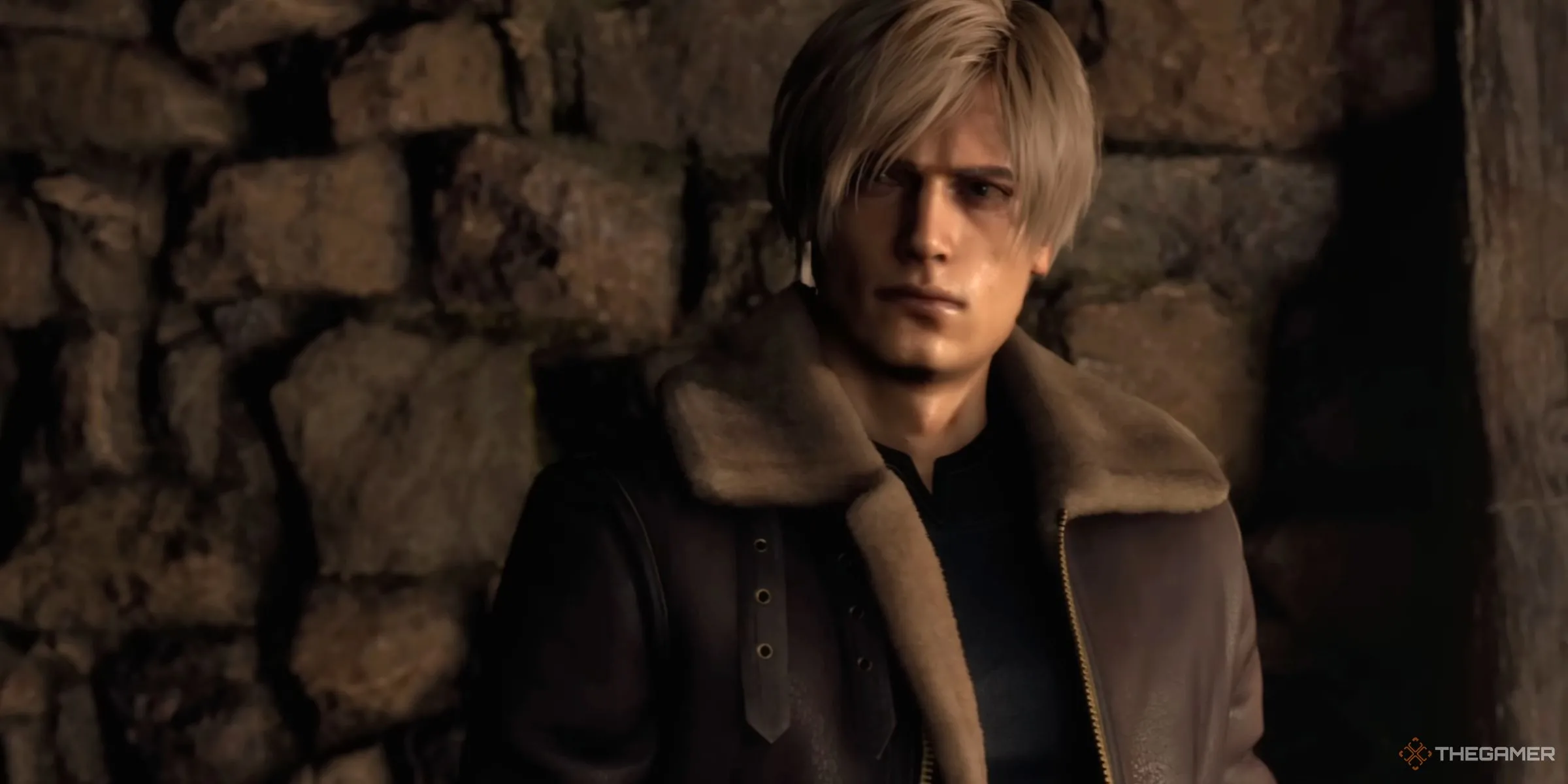 Leon Kennedy khám phá ngôi nhà bỏ hoang u ám trong phần mở đầu Resident Evil 4 Remake, biểu tượng của sự kinh dị và phiêu lưu.
