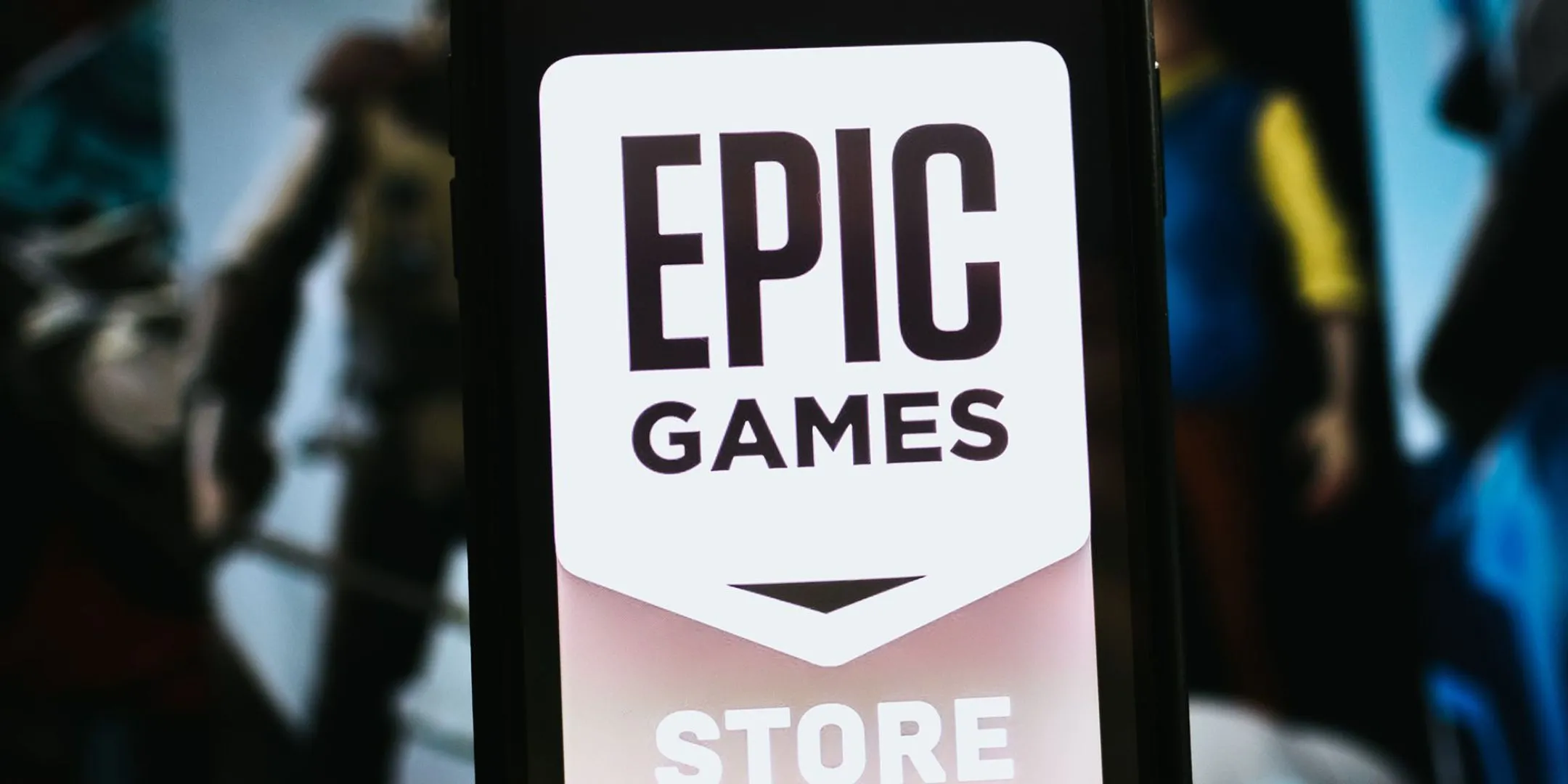 Logo Epic Games Store hiển thị trên màn hình điện thoại, với hình ảnh game thủ ở phía sau, tượng trưng cho thế giới game sôi động.