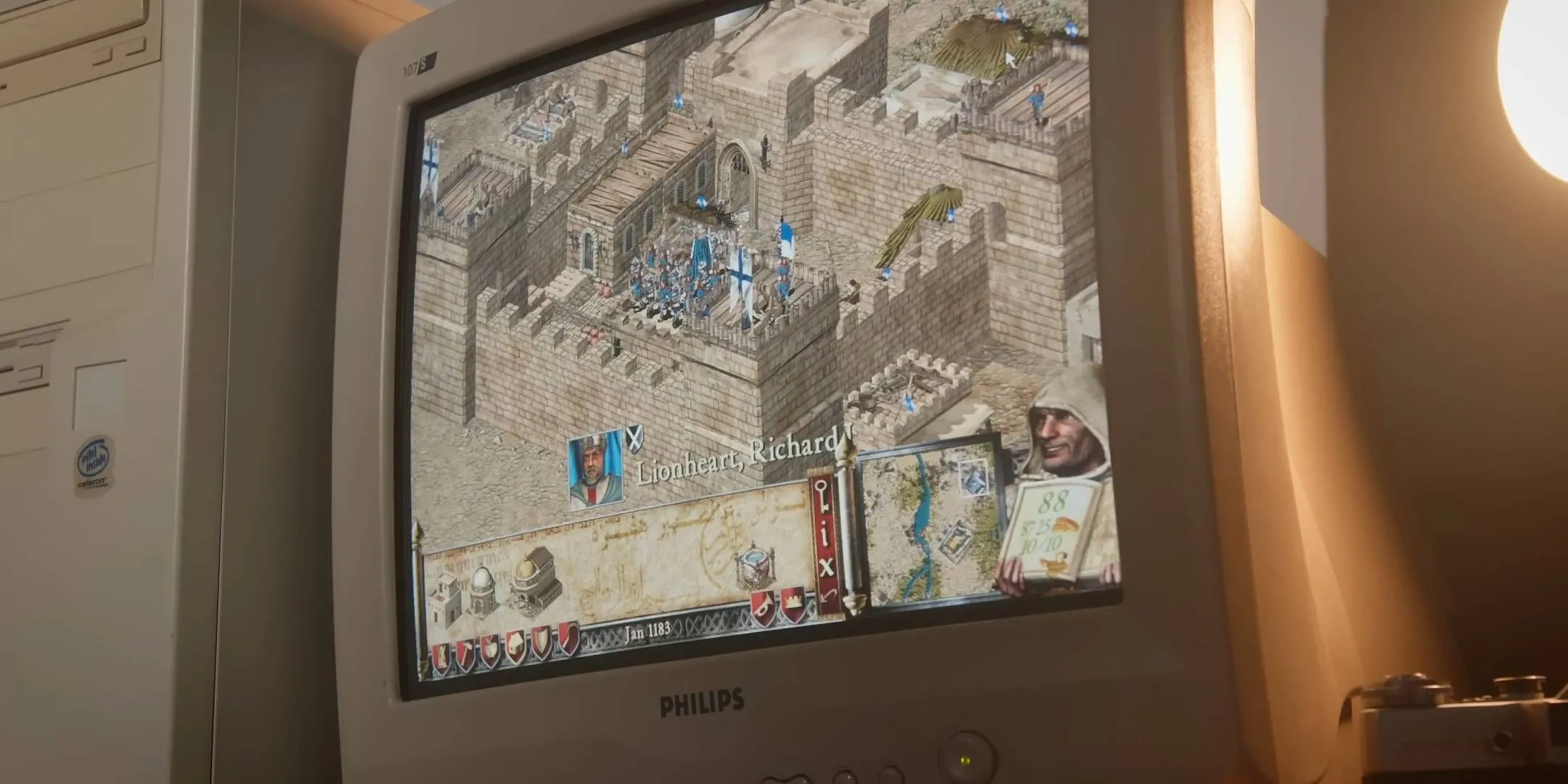Màn hình CRT cổ điển hiển thị cảnh game Stronghold Crusader, gợi nhớ kỷ niệm tuổi thơ cùng game chiến thuật.