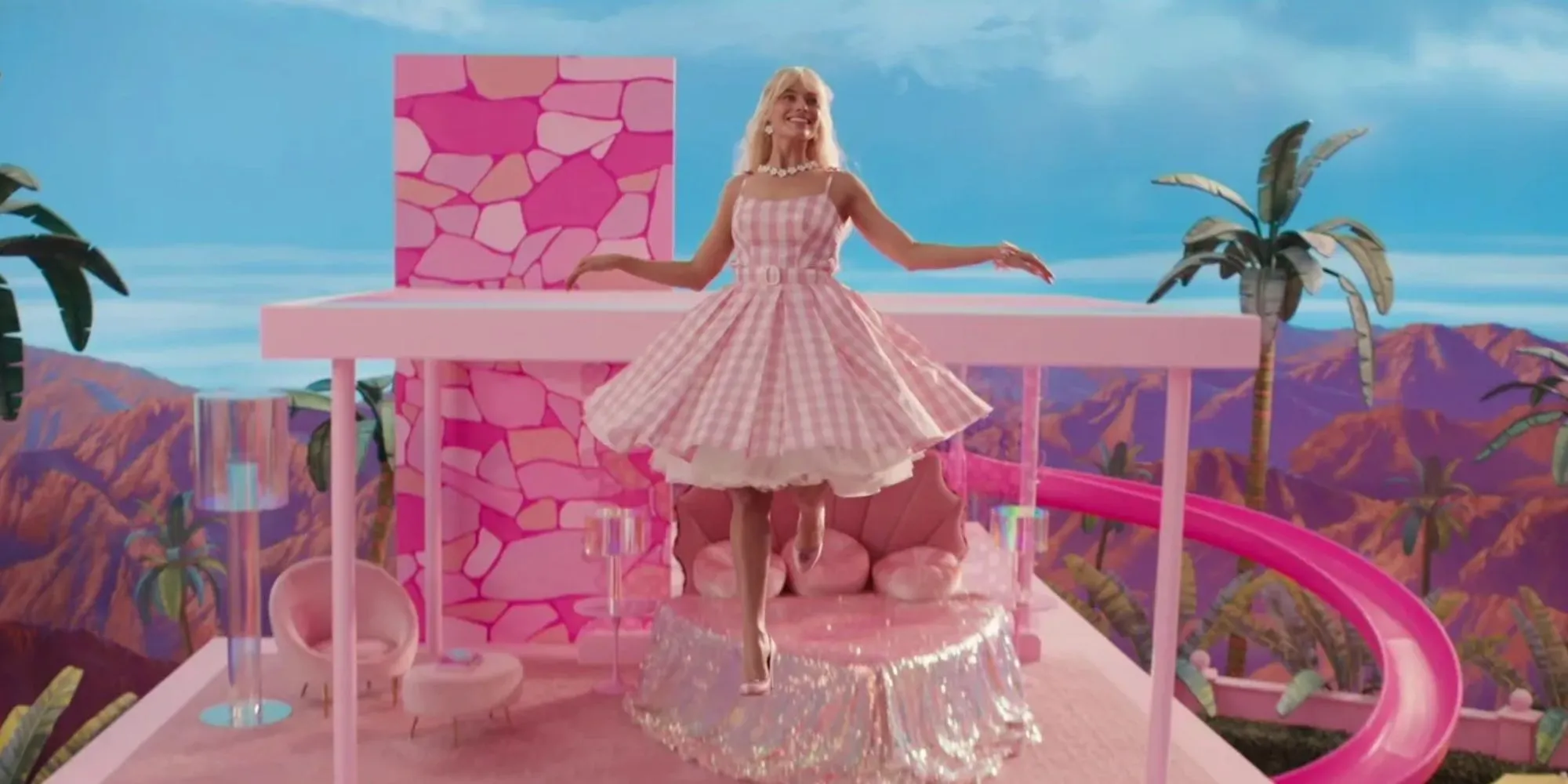 Margot Robbie trong vai Barbie đang lơ lửng ra khỏi ngôi nhà mơ ước của cô