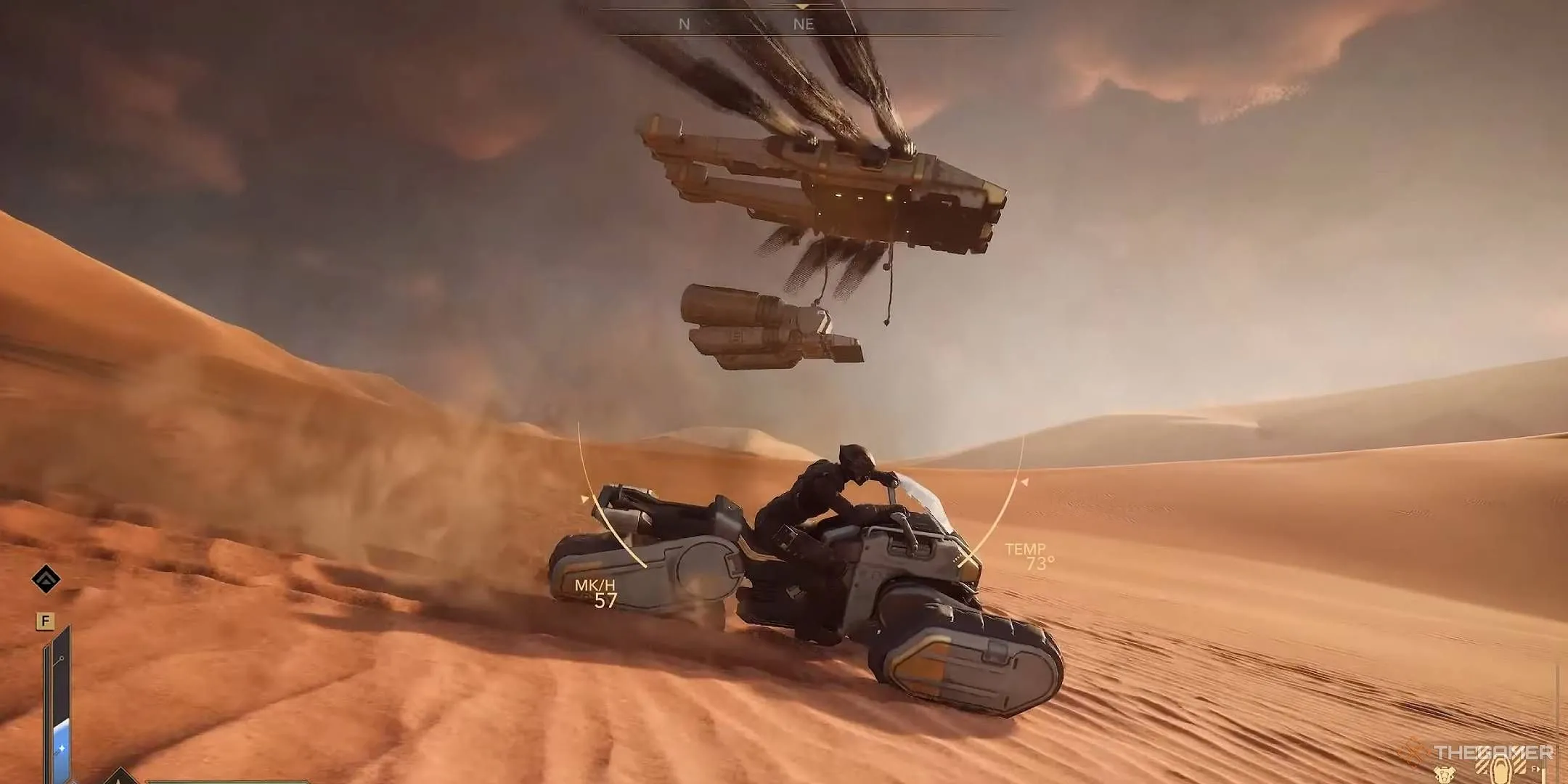 Một cảnh chiến đấu trên sa mạc trong Dune: Awakening, với ornithopter và xe cát, minh họa nhiệm vụ phá hoại Sandcrawler.