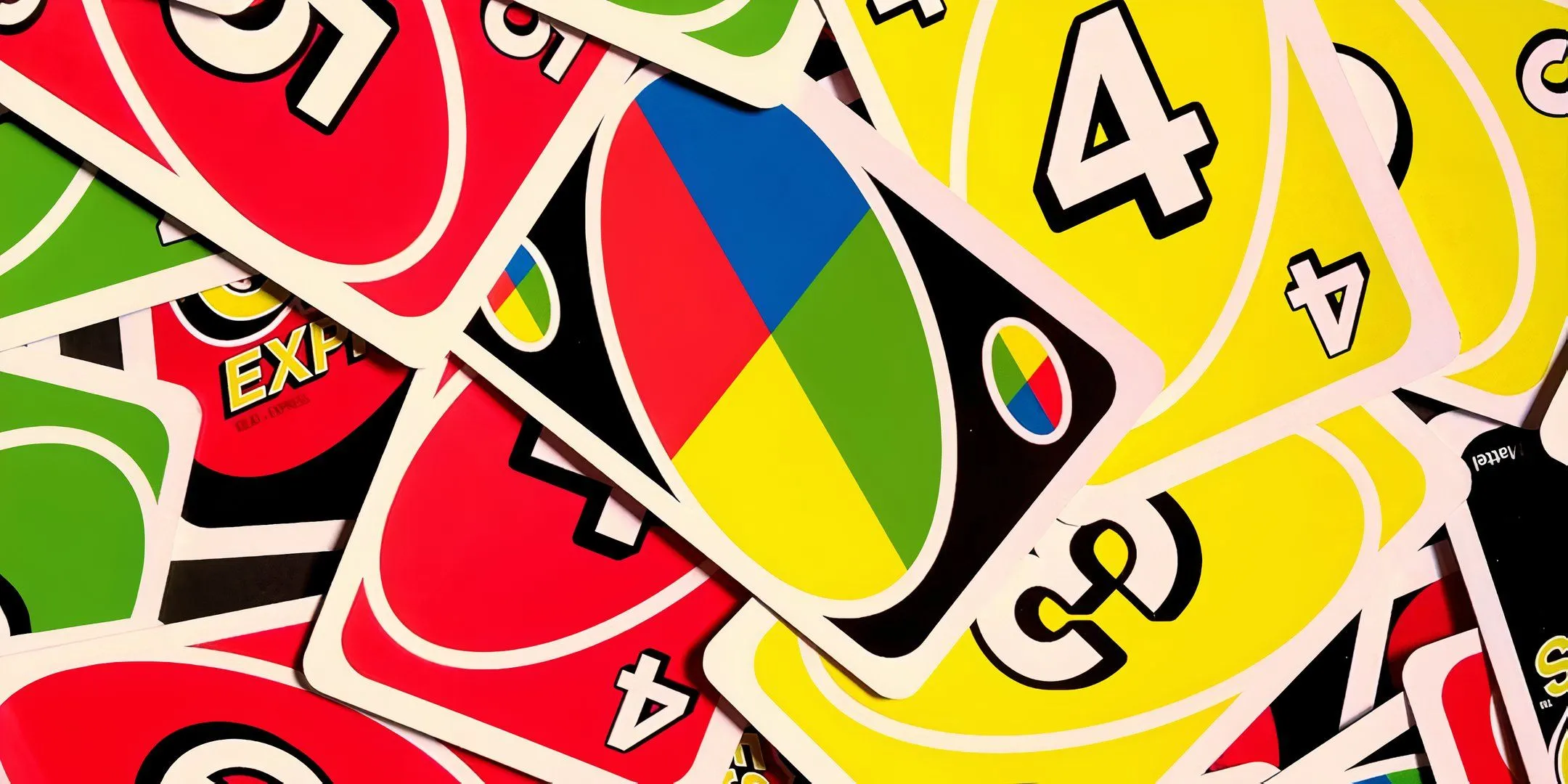 Một chồng bài Uno với lá Wild Draw Four nổi bật, đại diện cho lỗi khởi đầu game Uno