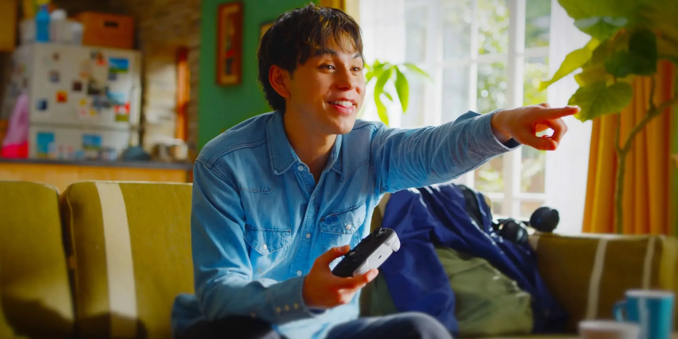 Nữ game thủ hào hứng trải nghiệm Nintendo Switch 2 cùng tay cầm Pro cao cấp.