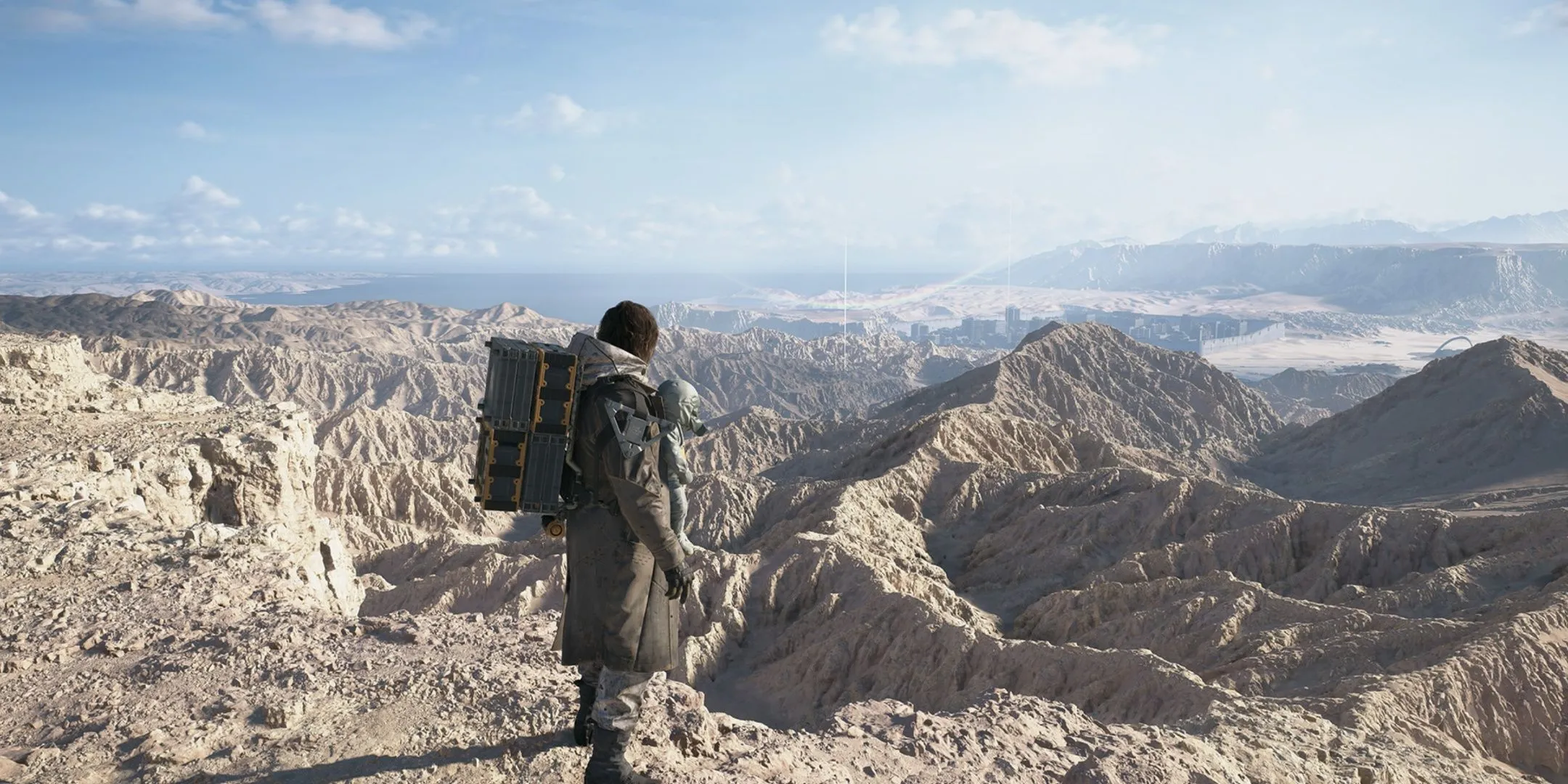 Sam Porter Bridges sải bước trên đỉnh núi hùng vĩ tại Mexico trong Death Stranding 2, sẵn sàng cho hành trình giao hàng mới.
