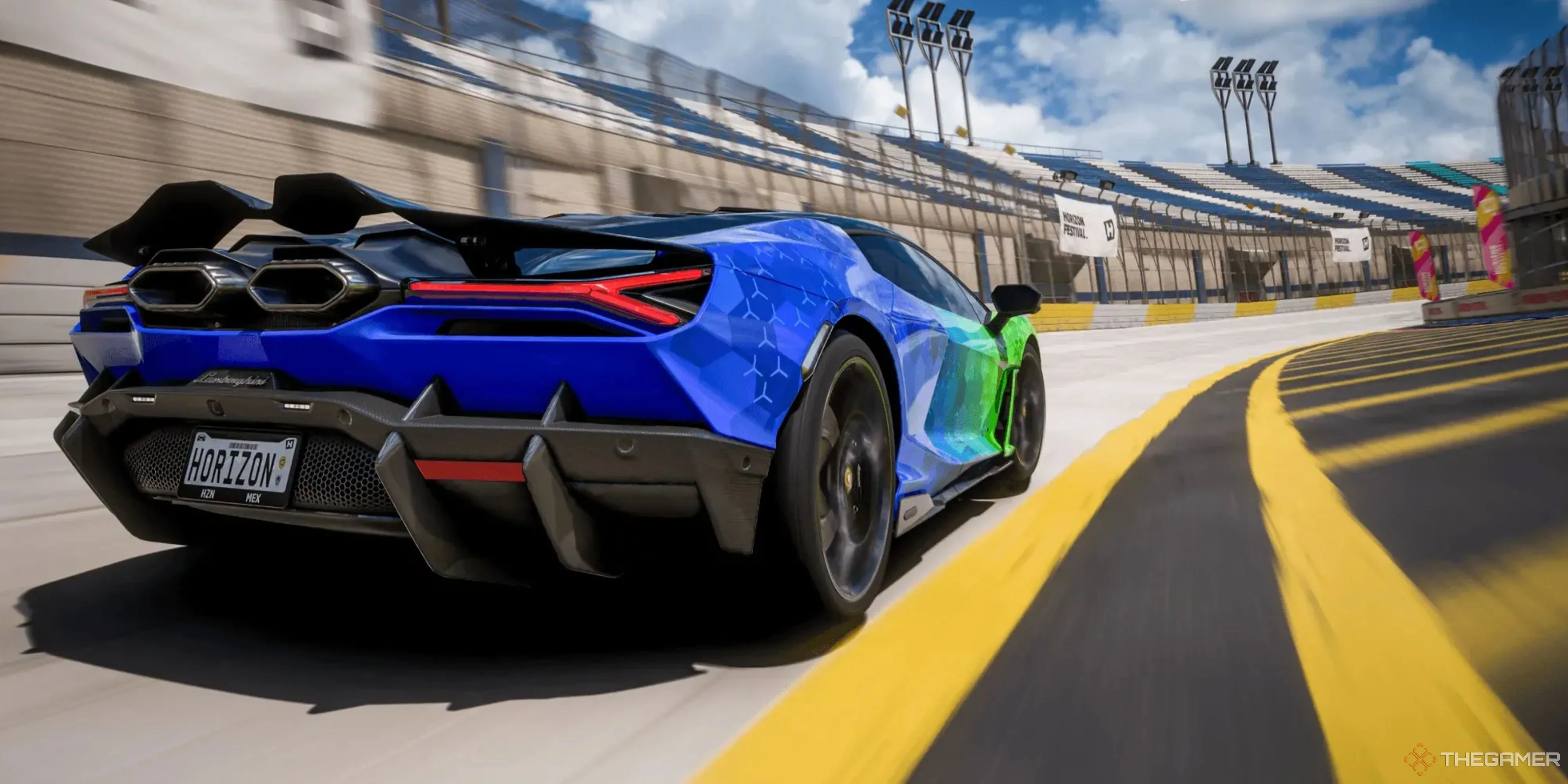 Siêu xe Lamborghini Revuelto trong Forza Horizon 5 với màu sắc Xbox và PlayStation tượng trưng cho sự hợp tác đa nền tảng, minh họa thành công doanh số game đua xe trên PS5.