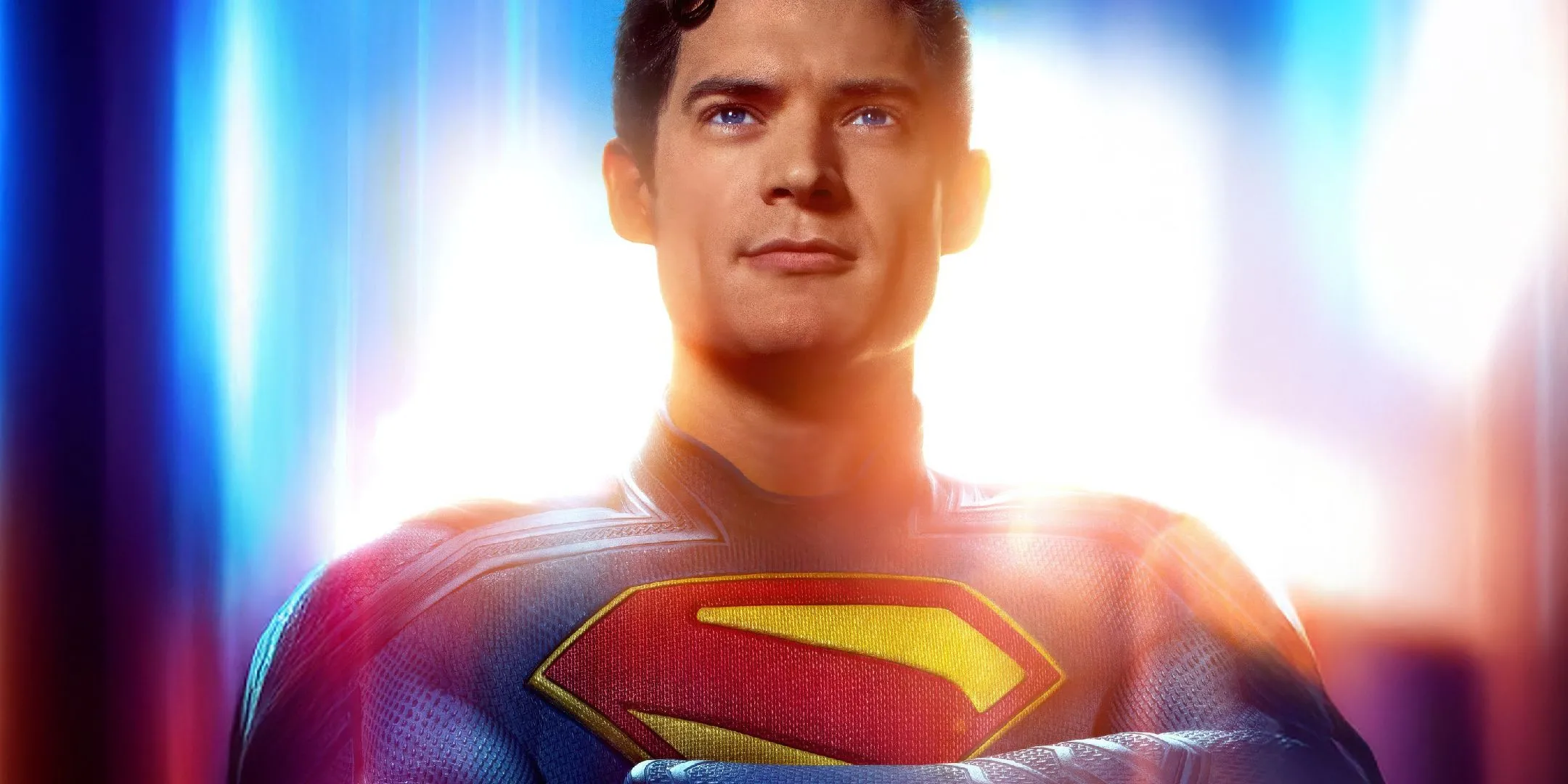 Superman đứng khoanh tay, mỉm cười tự tin, thể hiện hình ảnh một Anh Hùng Thép nhân ái và lạc quan trong phim mới.
