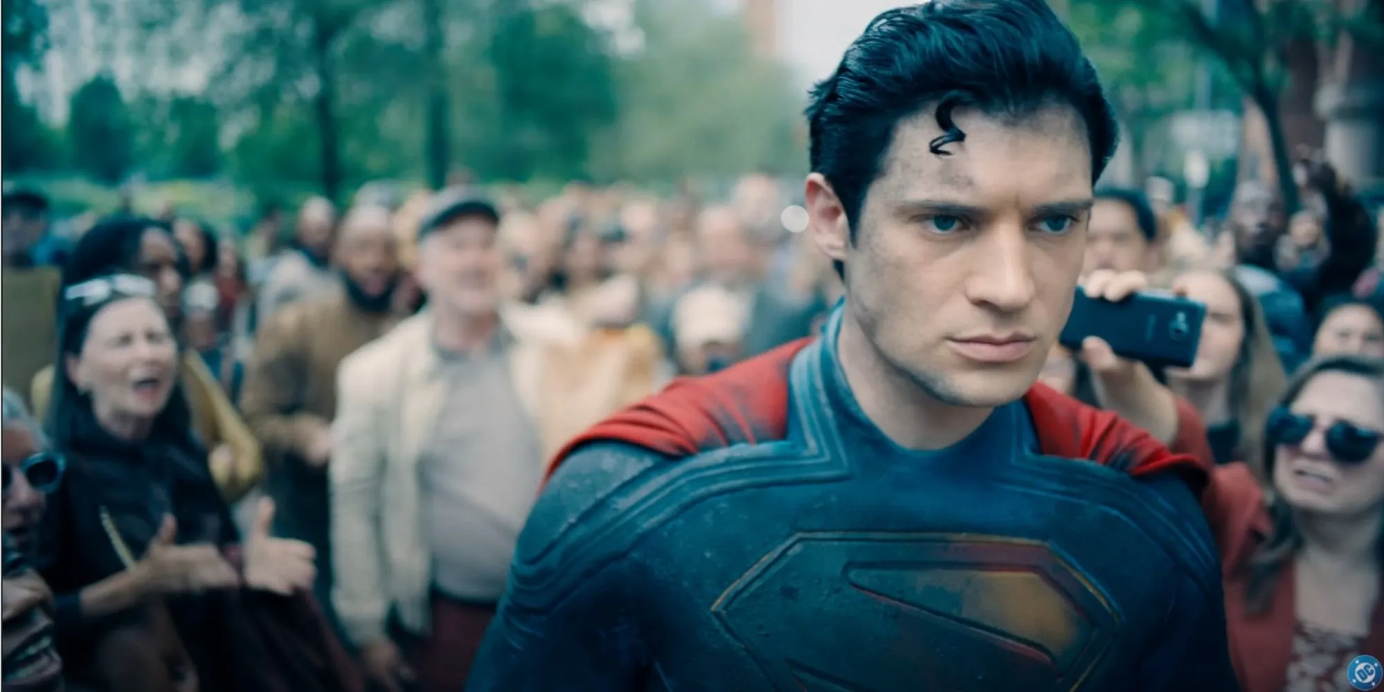 Superman với vẻ mặt đăm chiêu, bối rối trước sự bàn tán của khán ý kiến của khán giả về hành động của mình.