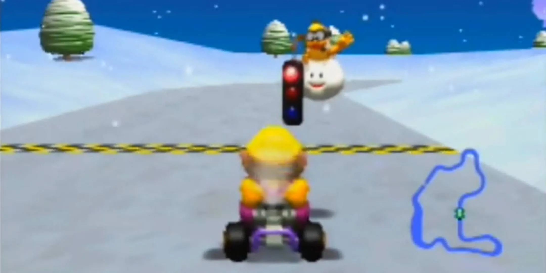 Wario chuẩn bị vào đường đua Frappe Snowland trong Mario Kart 64 trên N64, tựa game đã định hình thể loại đua xe kart.