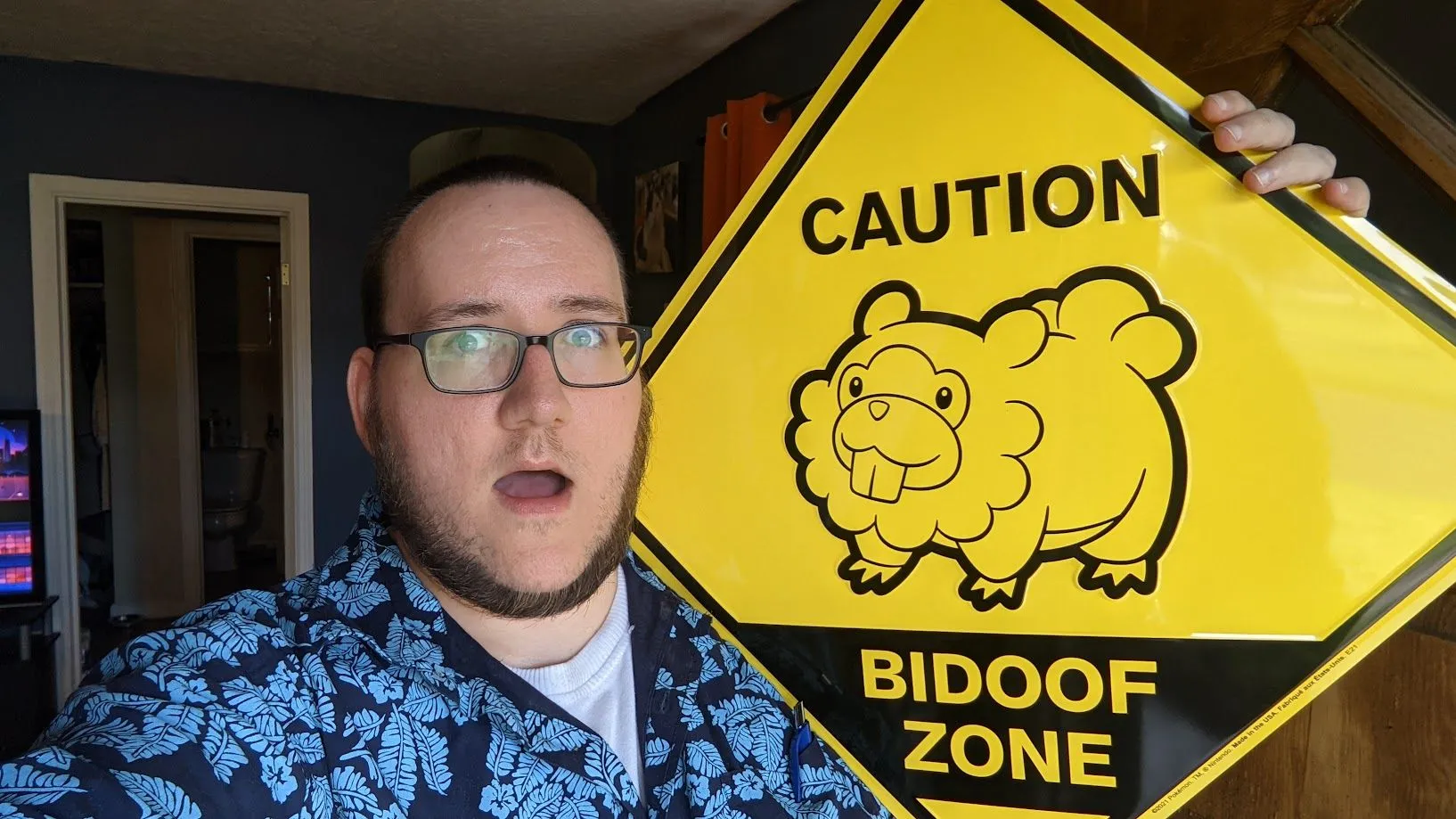 Will Harrison, biên tập viên Game Rant, tự hào bên tấm biển 'YOU ARE NOW ENTERING THE BIDOOF ZONE' của mình.