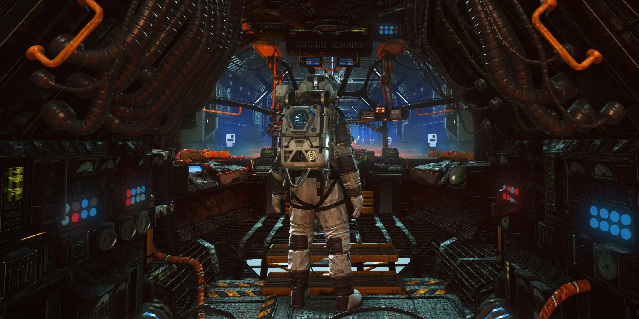Nhân vật người chơi No Man's Sky tương tác với bảng điều khiển phi thuyền, tượng trưng cho sự trở lại và tăng trưởng của cộng đồng game thủ sau bản cập nhật Voyagers.