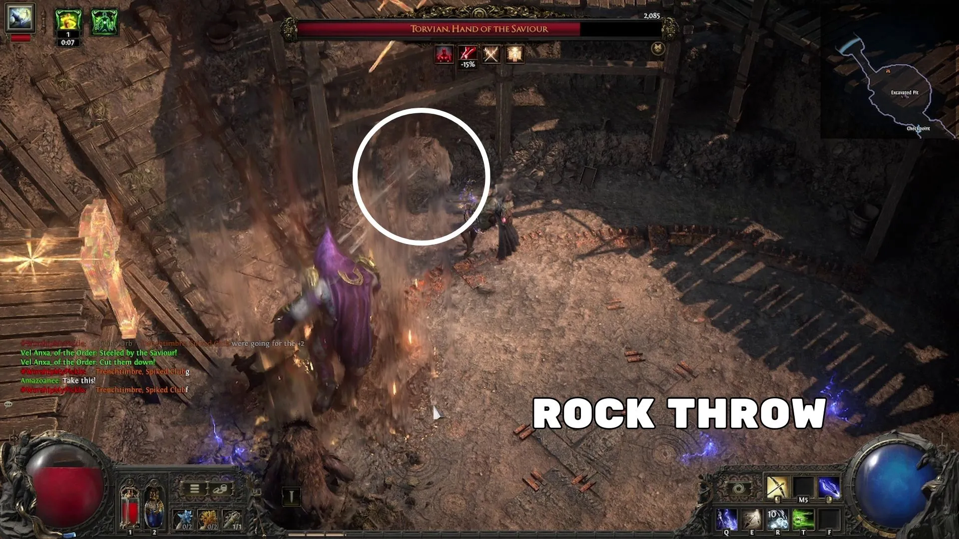 Torvian ném tảng đá lớn về phía người chơi trong Path of Exile 2, cho thấy cơ chế chiến đấu độc đáo