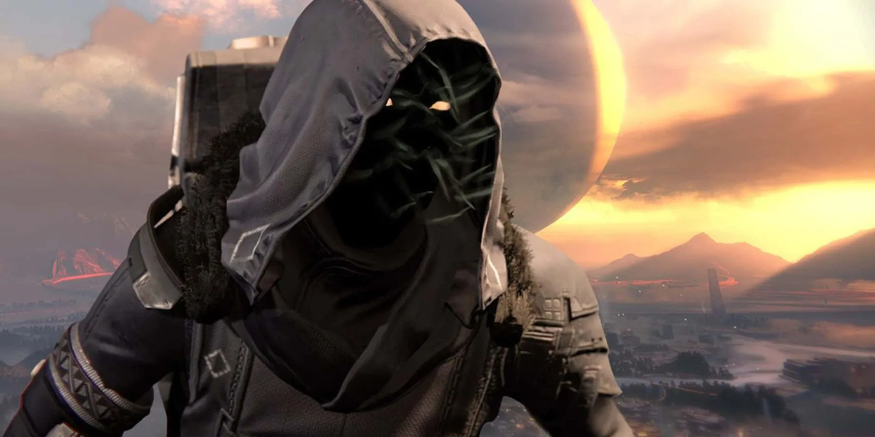 Xur, thương nhân kỳ lạ của Destiny 2, đứng trong bối cảnh ngoài trời với bầu trời cam rực rỡ, mang theo những món đồ exotic giá trị